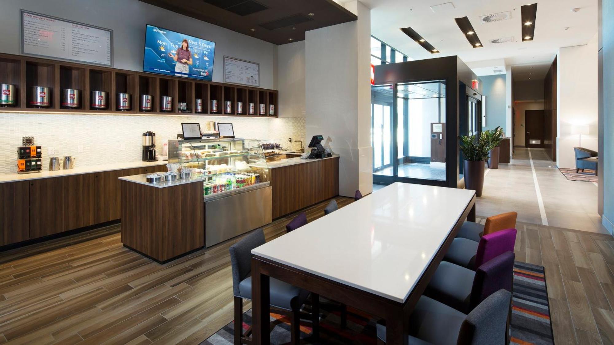 Holiday Inn Hotel & Suites - Montreal Centre-Ville Ouest, An Ihg Hotel Екстериор снимка
